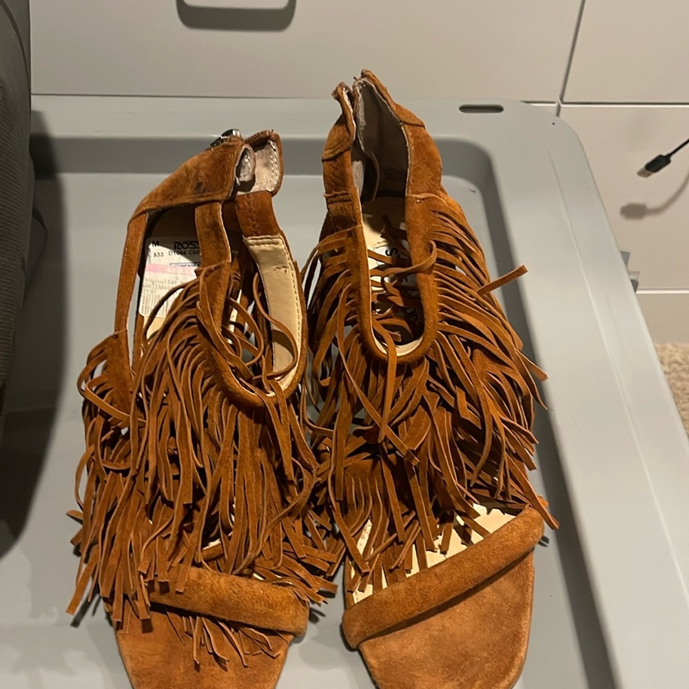 NWT size 9 fringe sandals